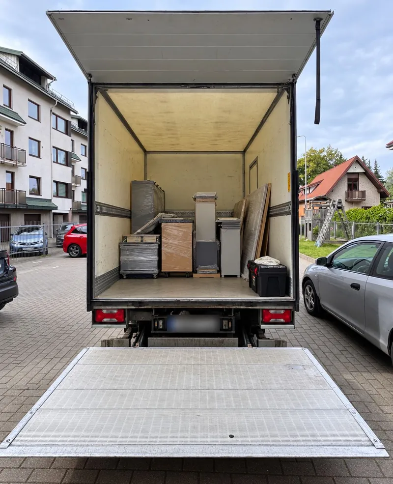 Krovininis automobilis su keltuvu