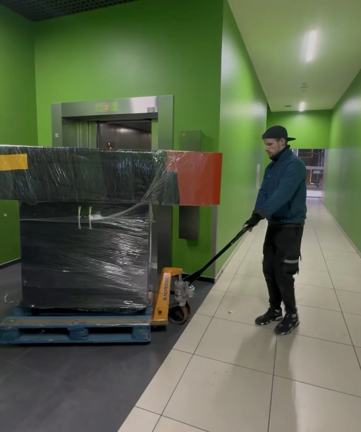 3. Krovinys vežamas paletėmis prie lifto