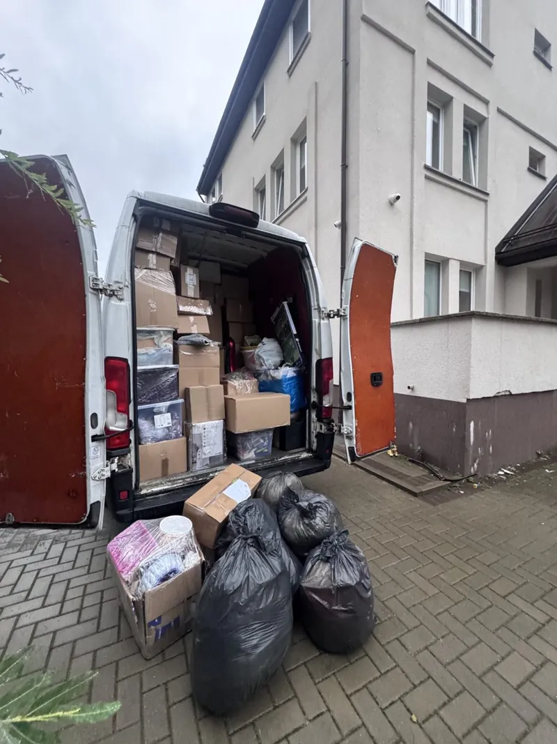 Seni baldai ir dėžės paruošti išvežti